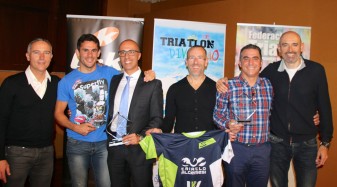 club Triatló Vialterra Algemesí en la Gala de la Federación complejo deportivo La Petxina Germán Alcalá iván valencia juan enrique españa