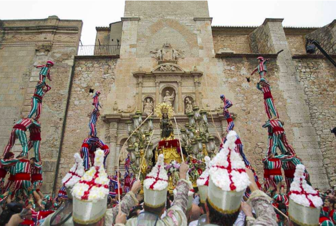 Entrada de la Mare de Déu de la Salut en la Basílica de Sant Jaume al finalitzar la Processoneta del Matí. MOISÉS CASTELL/Prensa2