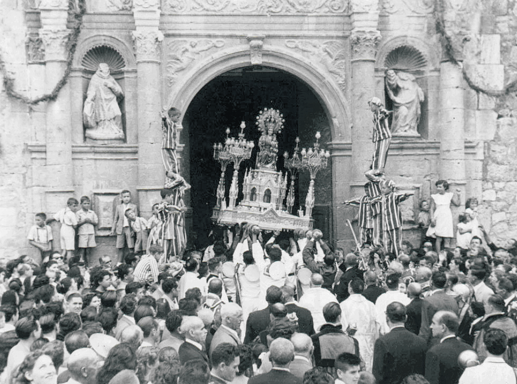 Entrada Mare de Déu. Processoneta del matí de l’any 1954. Sempre cara al seu poble.t