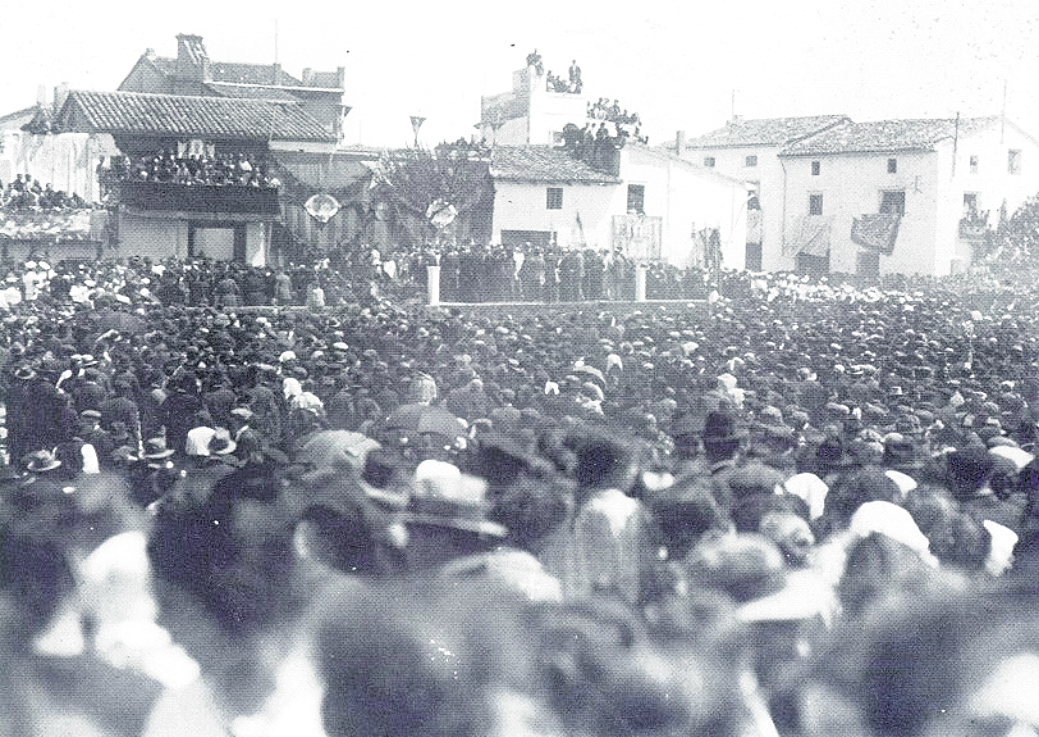 Coronació pontificia de la Mare de Déu de la Salut en el Parc Salvador Castell a l'any 1925.