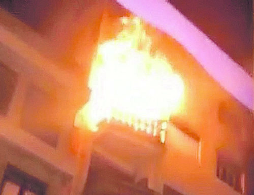 Els bombers rescaten a cinc persones en un incendi d’habitatge